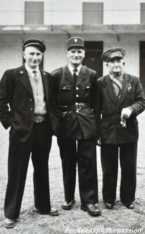 Marcel avec le gardien de  police municipale surveillant le quartier des coureurs et un contrôleur avec ses clés.